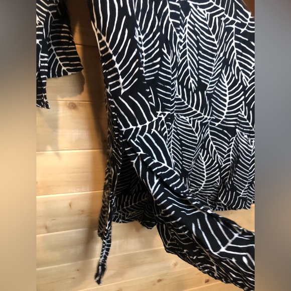 The Legendary Zamboanga || Black & White Fossil Leaf Print Blouse - Picture 5 of 10